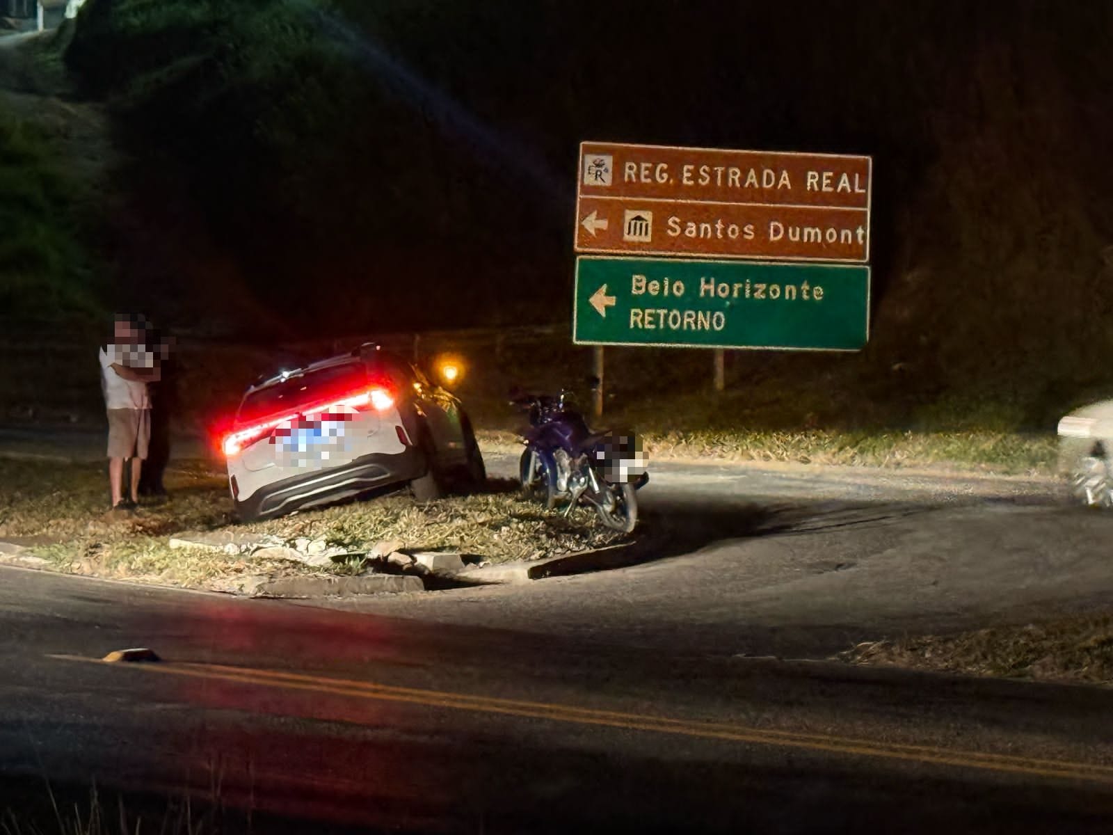 Motorista perde controle e carro invade canteiro na BR-040 no trevo Sul de Santos Dumont